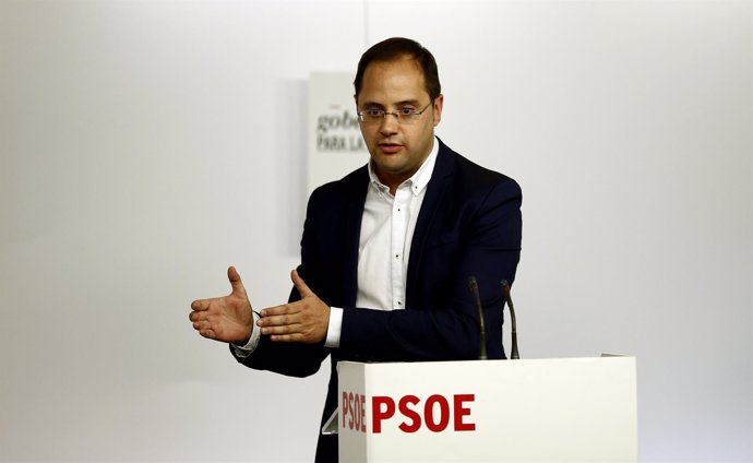 César Luena en la sede del PSOE