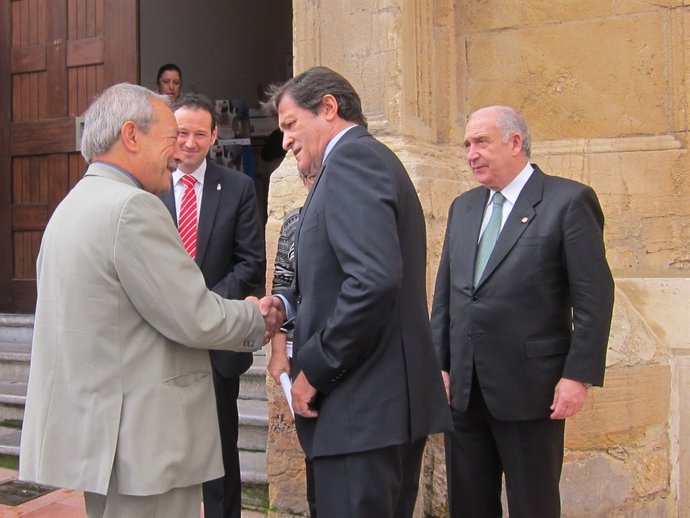 Wenceslao López saluda a Javier Fernández en presencia del rector. 