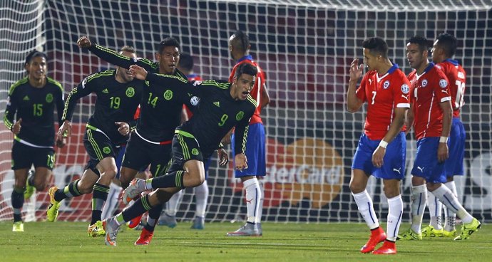 Mexico's Jimenez celebra su gol ante Chile