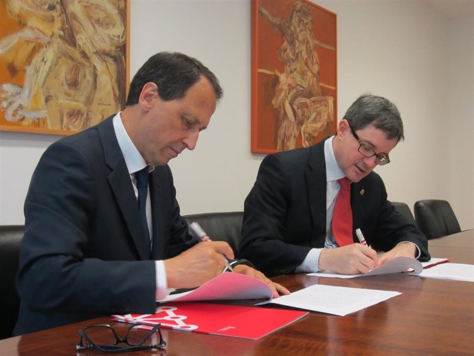 José Iribas e Isidro Abad suscriben el convenio