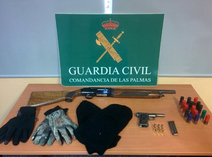 Capuchas, guantes, armas y munición incautadas en la intervención