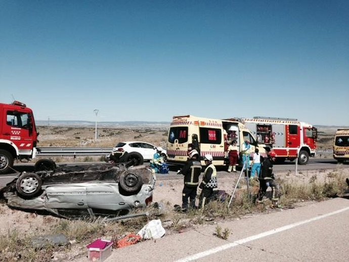 El vehículo siniestrado, boca abajo en la cuneta
