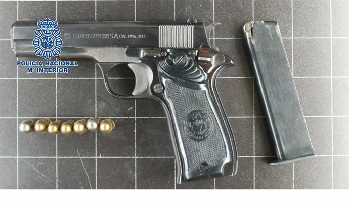 Arma ilícita hallada por la Policía Nacional en un control en Estepona