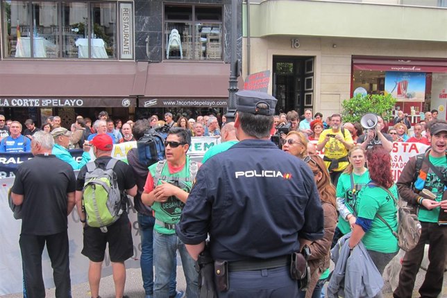 Manifestación ante la Junta General
