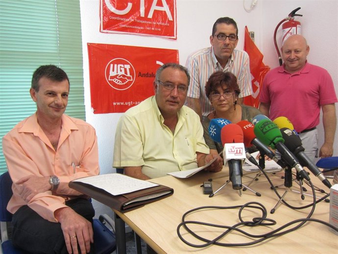 Los sindicalistas de UGT, CTA y CCOO en el Ayuntamiento