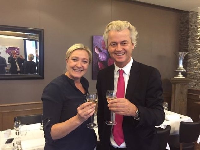 Marine Le Pen y Geert Wilders brindando por su grupo en la Eurocámara