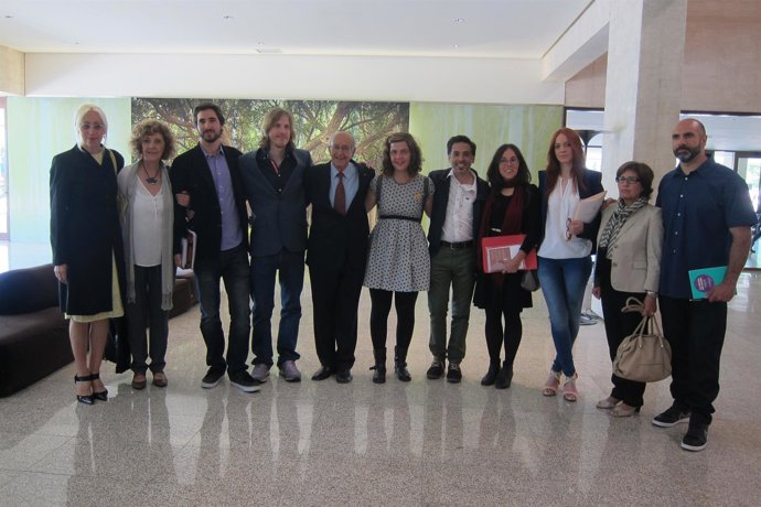 Los procuradores dePodemos con Carlos Sánchez Reyes, expresidente de las Cortes 