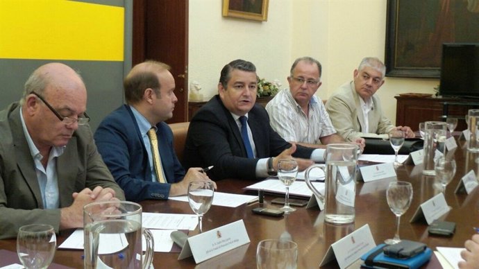 Antonio Sanz durante la reunión con responsables de Protección Civil