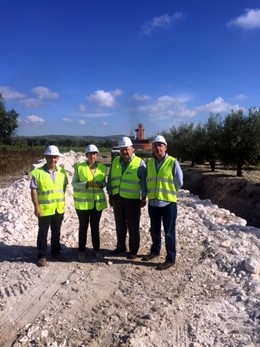 Zurera, con los alcaldes y un técnico, en las obras