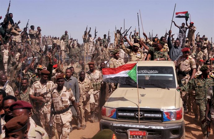 El presidente sudanés, escoltado por militares sudaneses en abril de 2015