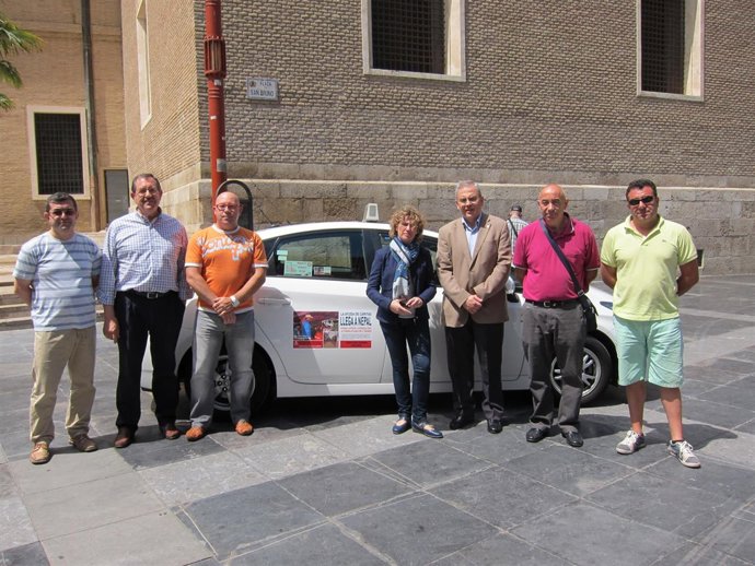 Unos 50 taxistas se suman a la campaña de ayuda a Nepal de Cáritas Diocesana