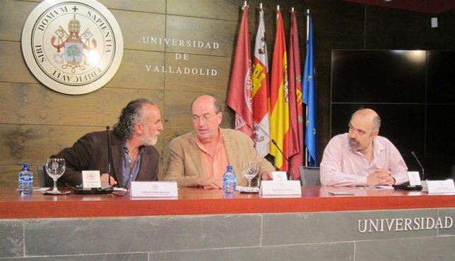 Profesores de la UVA  Sanz (izq) y Adiego (Der) y el vicerrector de RRII y Ext.U
