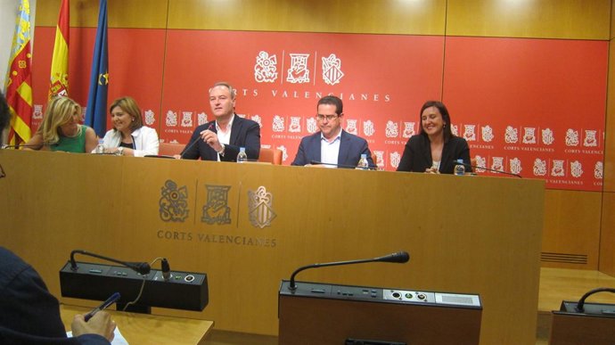Fabra en una rueda de prensa en las Corts