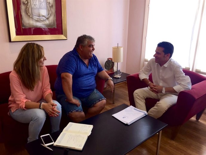 Oscar Medina, alcalde de Torrox, reunido con empresarios de playas