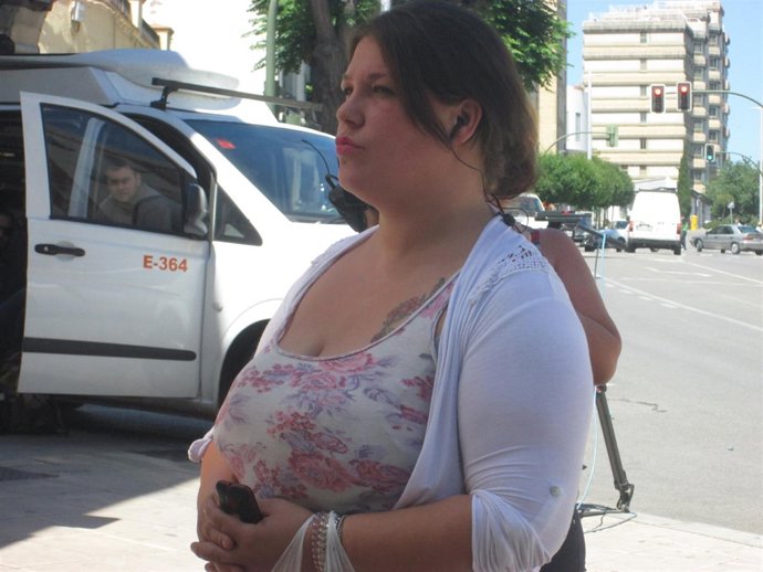 Vanesa Vilches en las puertas del juzgado