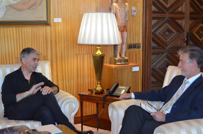 El alcalde de Zaragoza, Pedro Santisteve y el portavoz de CHA, Juan Martín