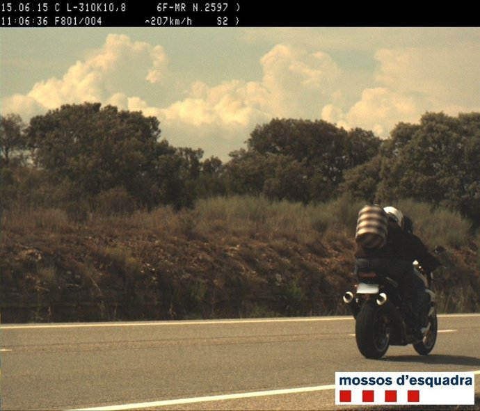 Vehículo circulando a 207 kilómetros por hora en una carretera de Lleida