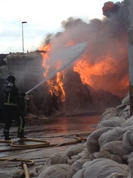 Imagen del incendio declarado en una industria de Torre Pacheco