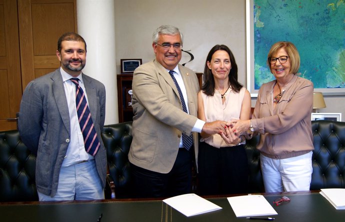 Las universidades de Málaga y Sevilla firman con Fundación Sando para movilidad