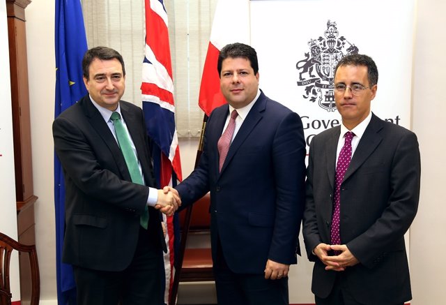 Aitor Esteban con Fabian Picardo