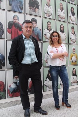 Gervasio Sánchez y Mónica Bernabé ante imágenes de 'Afganistán. Mujeres'