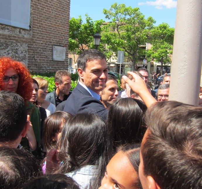 Pedro Sánchez rodeado por un grupo de estudiantes