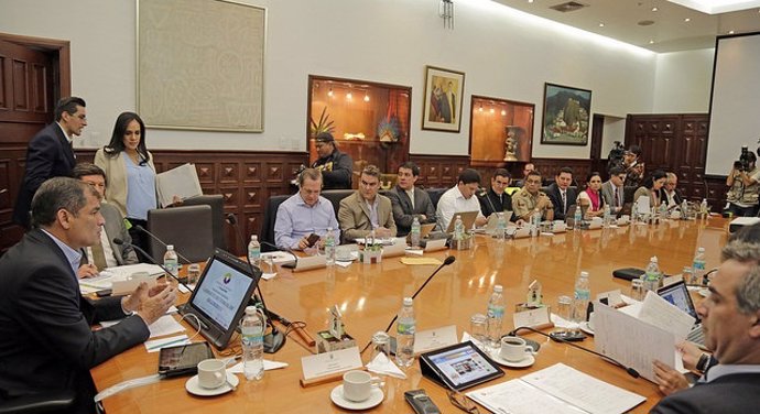 Correa preside una reunión de responsables de seguridad en Ecuador