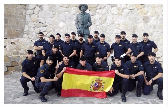 Guardias Civiles ante una estatua de Franco 