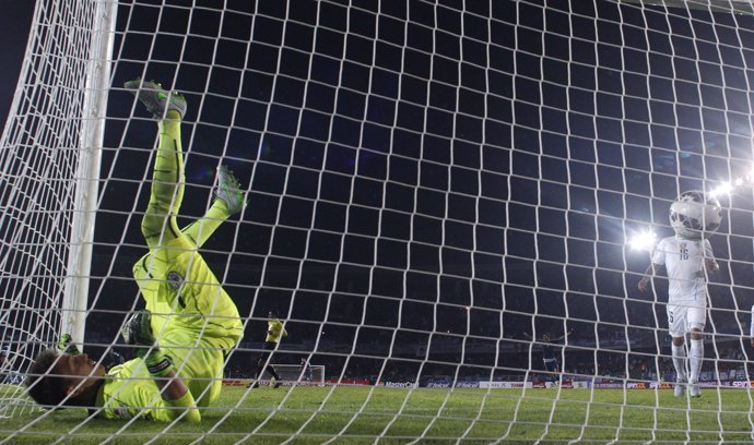 Agüero golea a Muslera en el partido Argentina uruguay