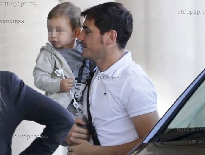 IKER CASILLAS CON SU HIJO MARTIN EN BRAZOS