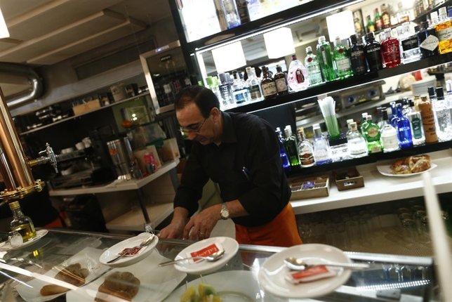 Trabajador, Trabajando, Camarero, Bar, Autónomo, Consumo, Alcohol