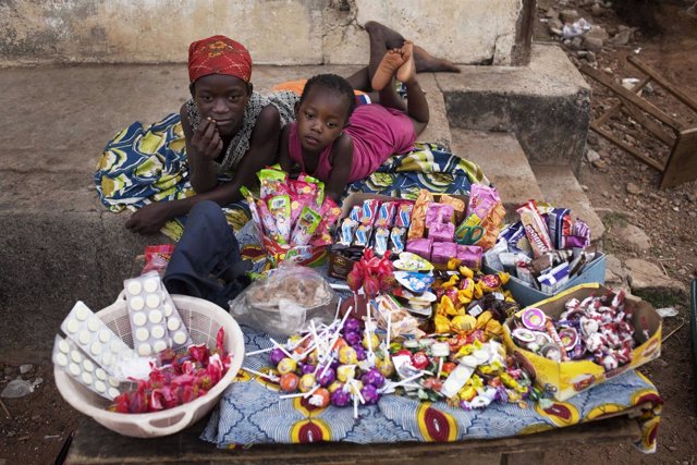 NIñas vendiendo en la calle en Sierra Leona