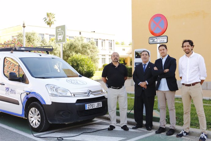 Presentación del primer punto de recarga de coches eléctricos en la UPO