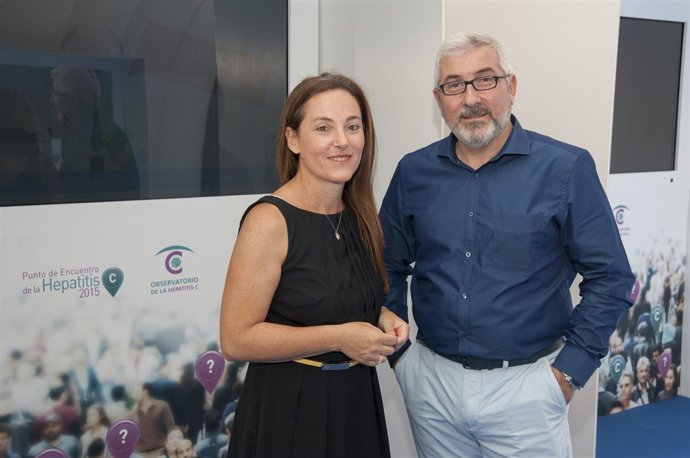 La doctora Marina Berenguer y Juan Fernández