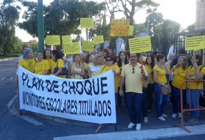 Protesta de monitores frente al Parlamento andaluz