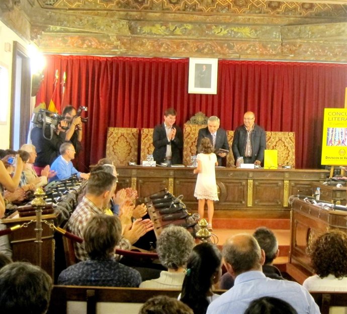 XIV Concurso Literario 'El cuento ilustrado'. Preside la mesa Artemio Domínguez