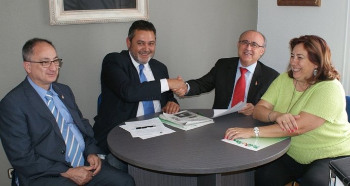 Imagen de la firma del acuerdo