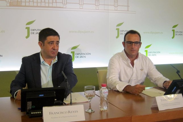 Francisco Reyes y Julián Navarro en la firma del convenio sobre el pistacho.