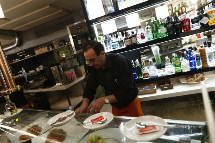 Trabajador, Trabajando, Camarero, Bar, Autónomo, Consumo, Alcohol