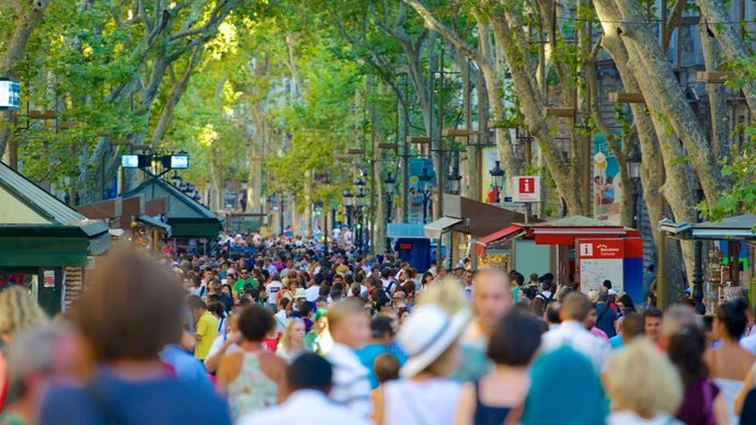 Las Ramblas abarrotada de gente.