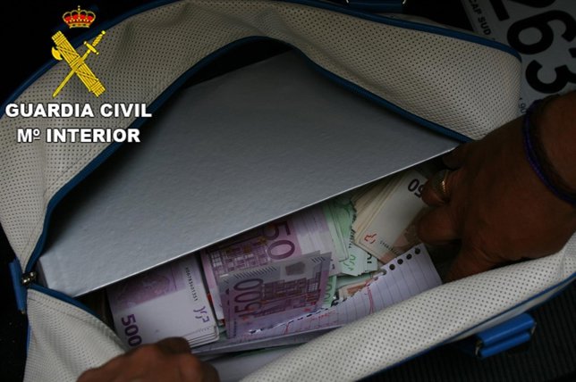 Dinero intervenido al conductor que circulaba a 235 km/h en Corbera