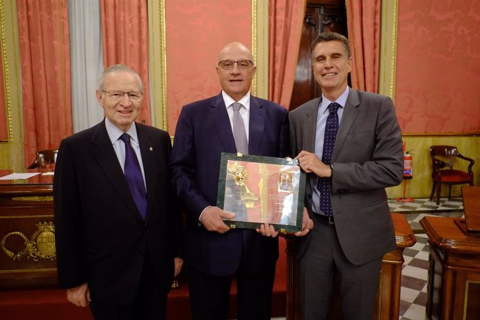 M.Valls (Cámara de Barcelona), J.Oliu y J.Guardiola (Banco Sabadell)