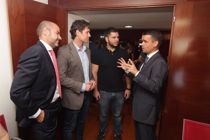 El alcalde de Marbella, Juan Bernal, y Enrique de Hoyos, presidente de AJE