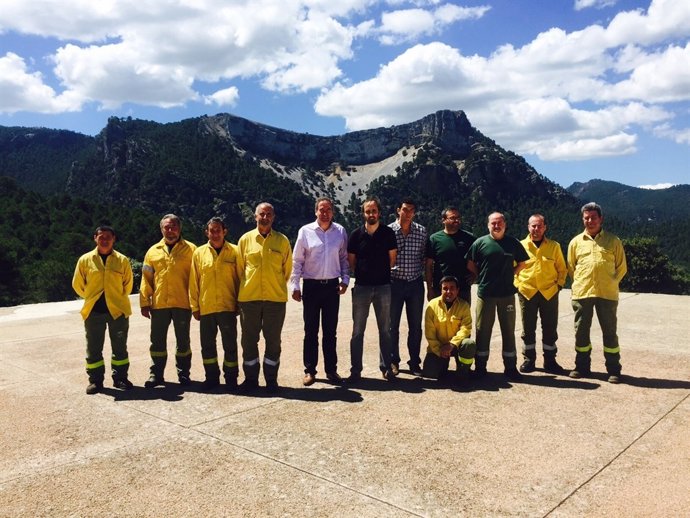 Quirós (5i), junto a efectivos del Cedefo de Cazorla.