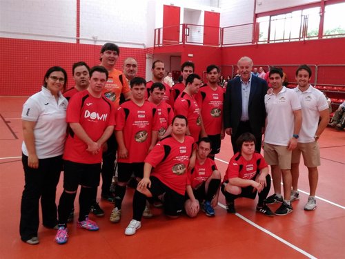 Vicente del Bosque, junto al equipo de fútbol y representantes de ASSIDO