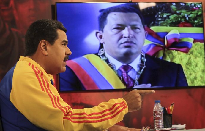 El presidente de Venezuela, Nicolás Maduro, comparece junto a imagen de Chávez
