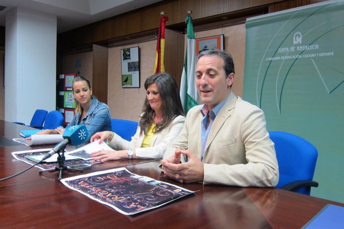 Antonio José Rodríguez, junto a Nuria Serrano y Yolanda Caballero.
