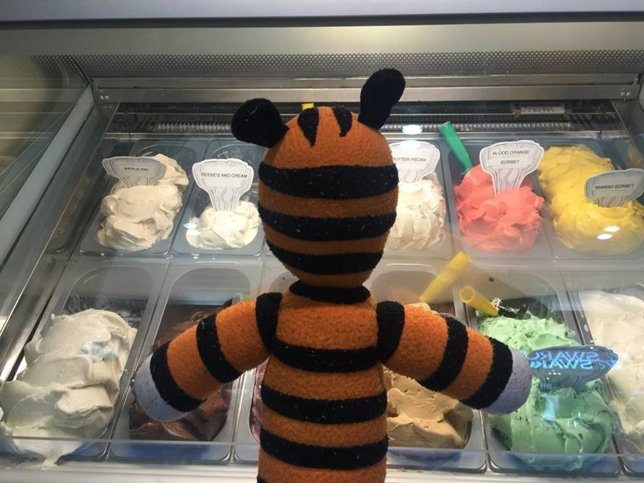 Hobbes comprando un helado 