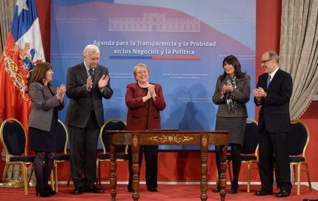 Bachelet firma un proyecto de Ley contra la corrupción