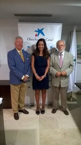 La directora del área de negocios de la Caixa en Huelva, Rocío Pizarro, y Palaci